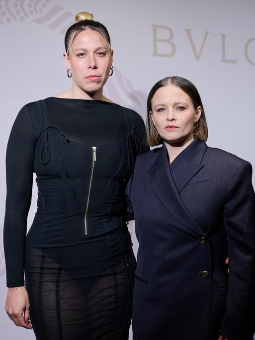 Jasna Fritzi Bauer und Katharina Zorn stehen zusammen auf dem Roten Teppich einer Berlinale-Party