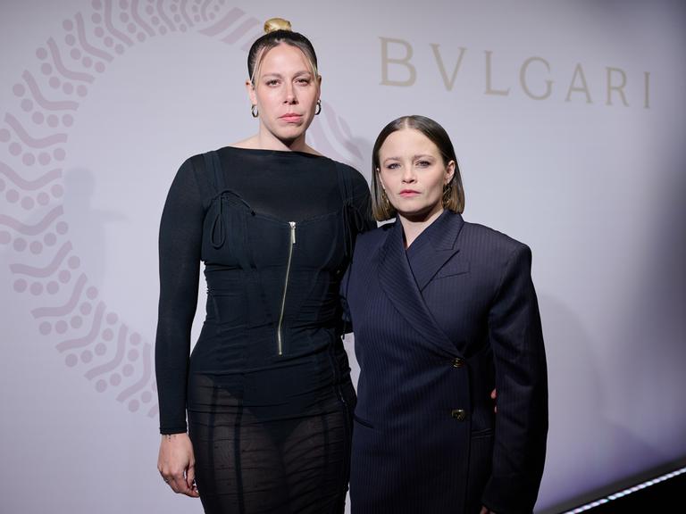 Jasna Fritzi Bauer und Katharina Zorn stehen zusammen auf dem Roten Teppich einer Berlinale-Party