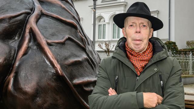 Gunther von Hagens,  steht vor einer Skulptur auf der man Adern erkennt.