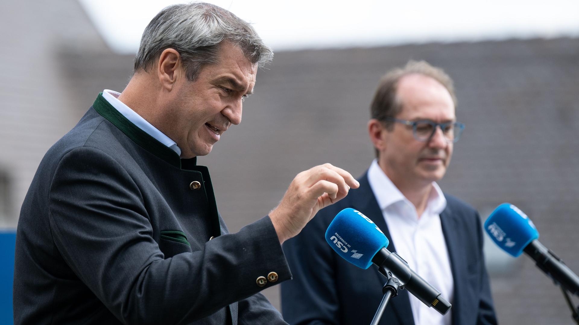 Markus Söder (CSU), Ministerpräsident von Bayern, gibt vor Beginn der Klausur der CSU-Landesgruppe ein Pressestatement. Neben ihm verschwommen Alexander Dobrindt, Vorsitzender der CSU-Landesgruppe im Deutschen Bundestag. Markus Söder (CSU), Ministerpräsident von Bayern, gibt vor Beginn der Klausur der CSU-Landesgruppe ein Pressestatement. Neben ihm verschwommen Alexander Dobrindt, Vorsitzender der CSU-Landesgruppe im Deutschen Bundestag.