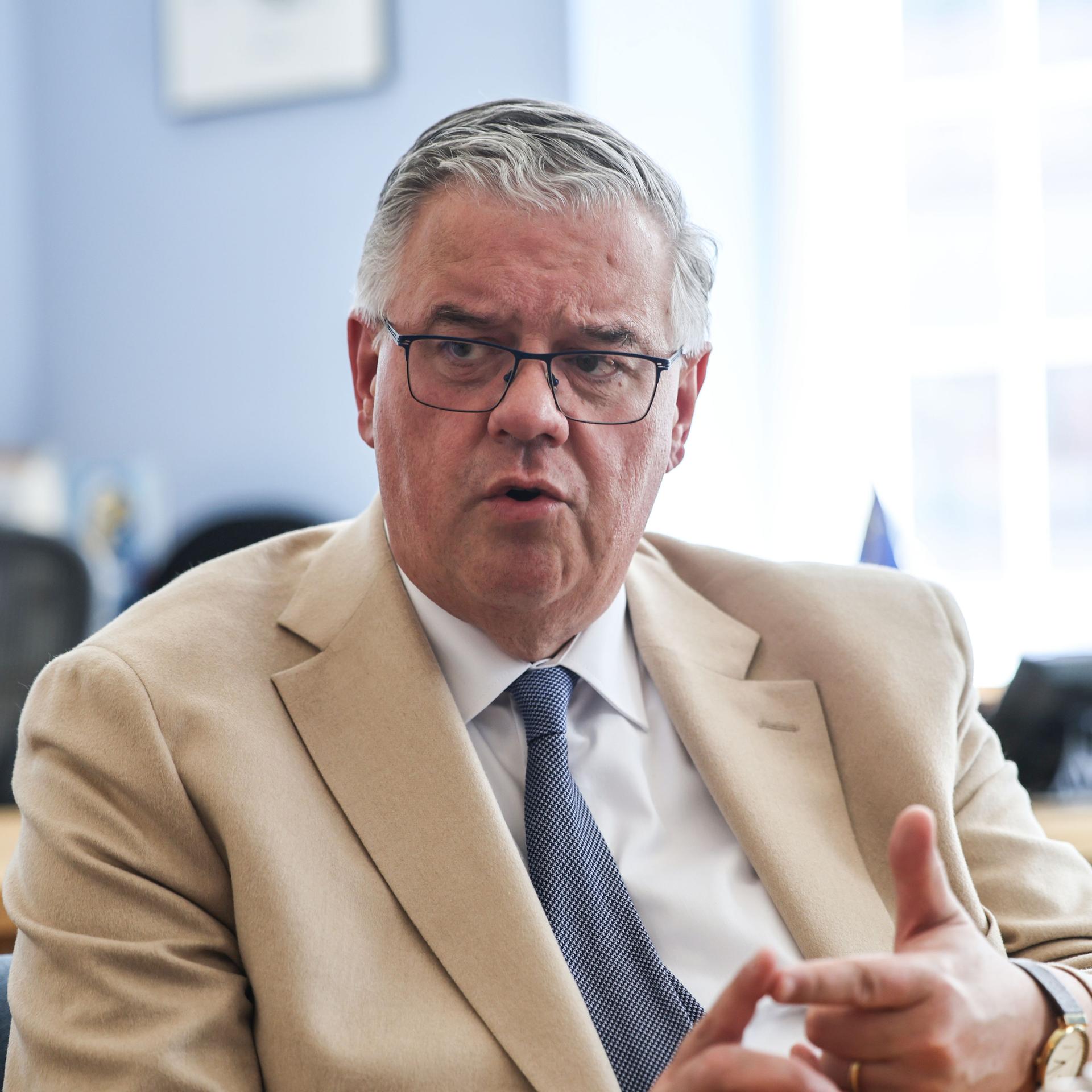 Hubert Bruls, Bürgermeister von Nimwegen und Chef der Euregio Rhein-Waal, spricht über die Kontrollen der Bundespolizei am Grenzübergang Elten auf der A3 bei der Einreise nach Deutschland. 