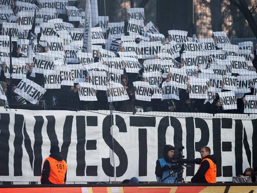 Fans von Gladbach mit einer Protestaktion gegen den geplanten Investoren-Einstieg in die DFL.