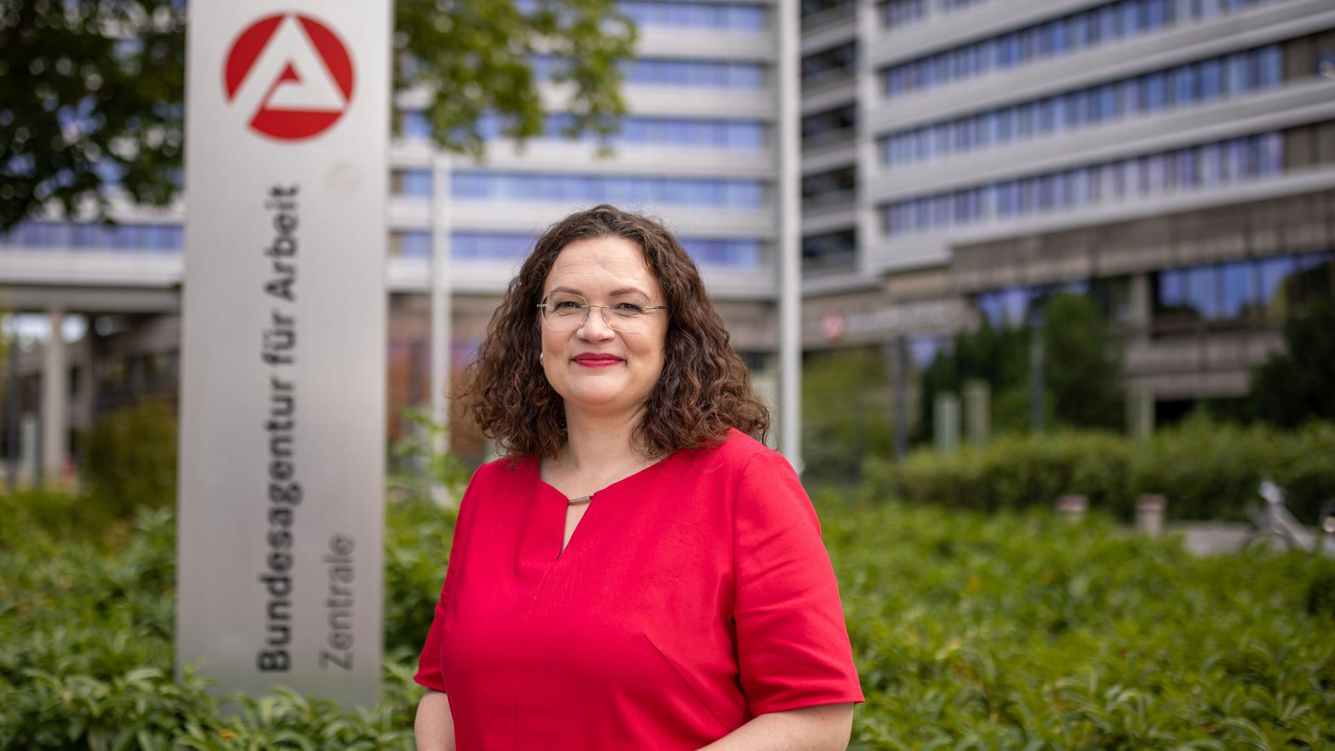 Nürnberg: Andrea Nahles, Vorstandsvorsitzende der Bundesagentur für Arbeit (BA), steht nach einem Interview-Termin vor der BA-Zentrale.