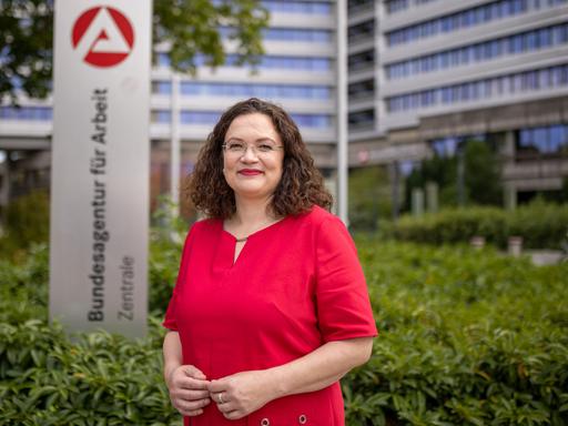 Andrea Nahles steht vor der Nürnberger Zentrale der Bundesagentur für Arbeit.