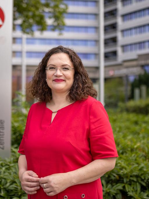 Andrea Nahles steht vor der Nürnberger Zentrale der Bundesagentur für Arbeit.