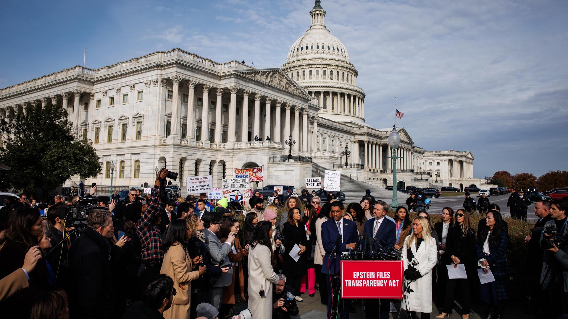 Demonstranten stehen vor dem Kapitol in Washington.