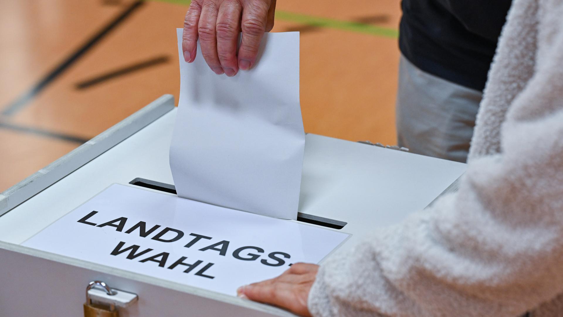 Eine Person gibt seine Stimme zur Landtagswahl in Brandenburg in einem Wahllokal ab.