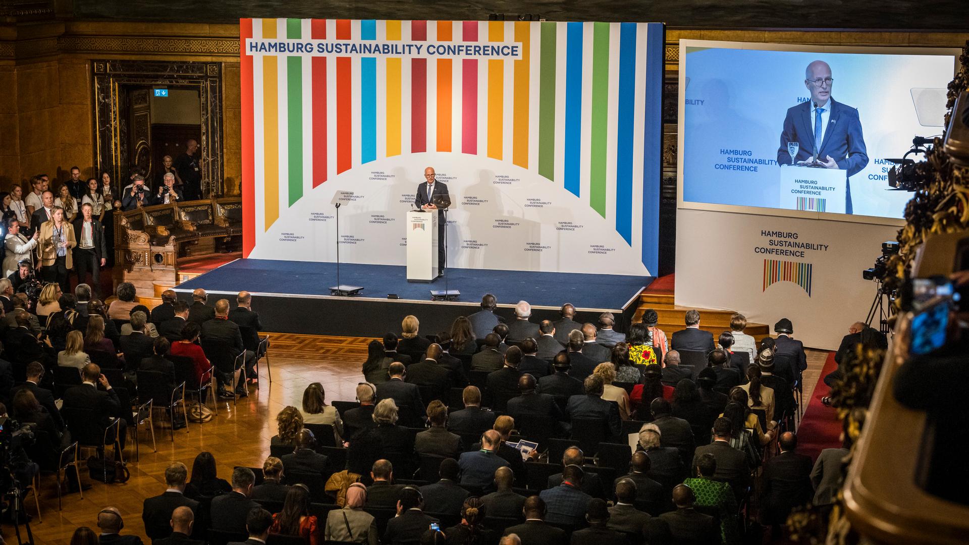 Peter Tschentscher, Erster Bürgermeister von Hamburg, steht bei der Hamburg Sustainbility Conference auf dem Podium