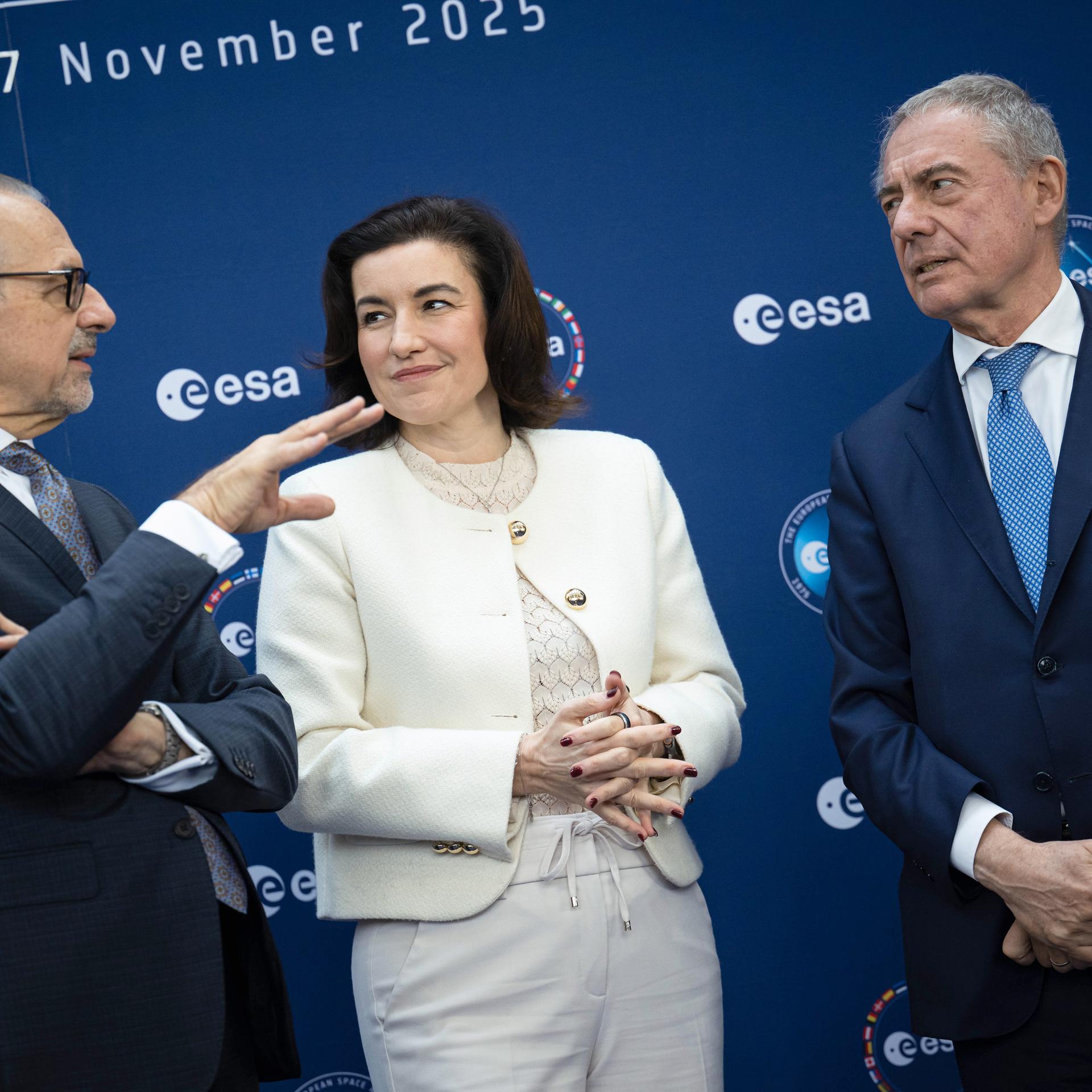 Josef Aschbacher, Dorothee Bär und Adolfo Urso stehen nebeneinander.