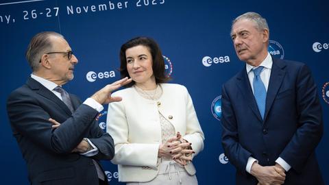 Josef Aschbacher, Dorothee Bär und Adolfo Urso stehen nebeneinander.