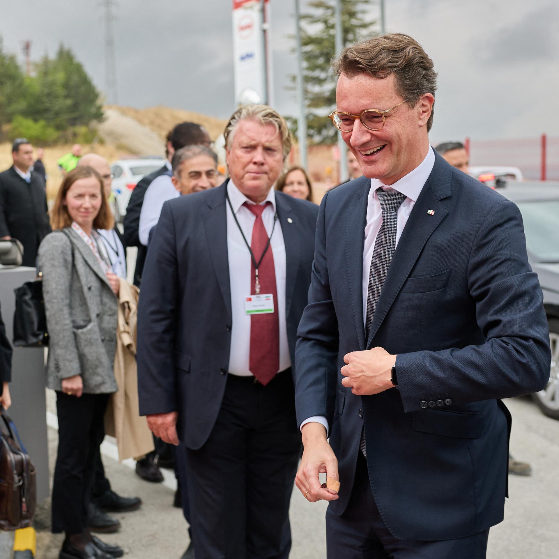 Türkei, Ankara: Hendrik Wüst (CDU), Ministerpräsident von Nordrhein-Westfalen, besucht das Werk Elmadag von Henkel. 