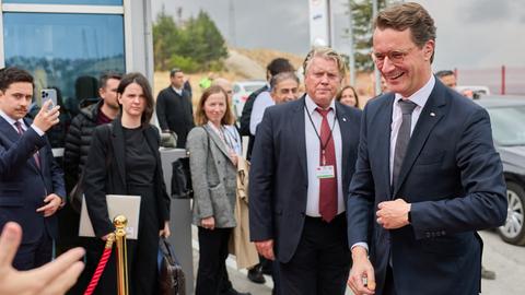 Türkei, Ankara: Hendrik Wüst (CDU), Ministerpräsident von Nordrhein-Westfalen, besucht das Werk Elmadag von Henkel. 