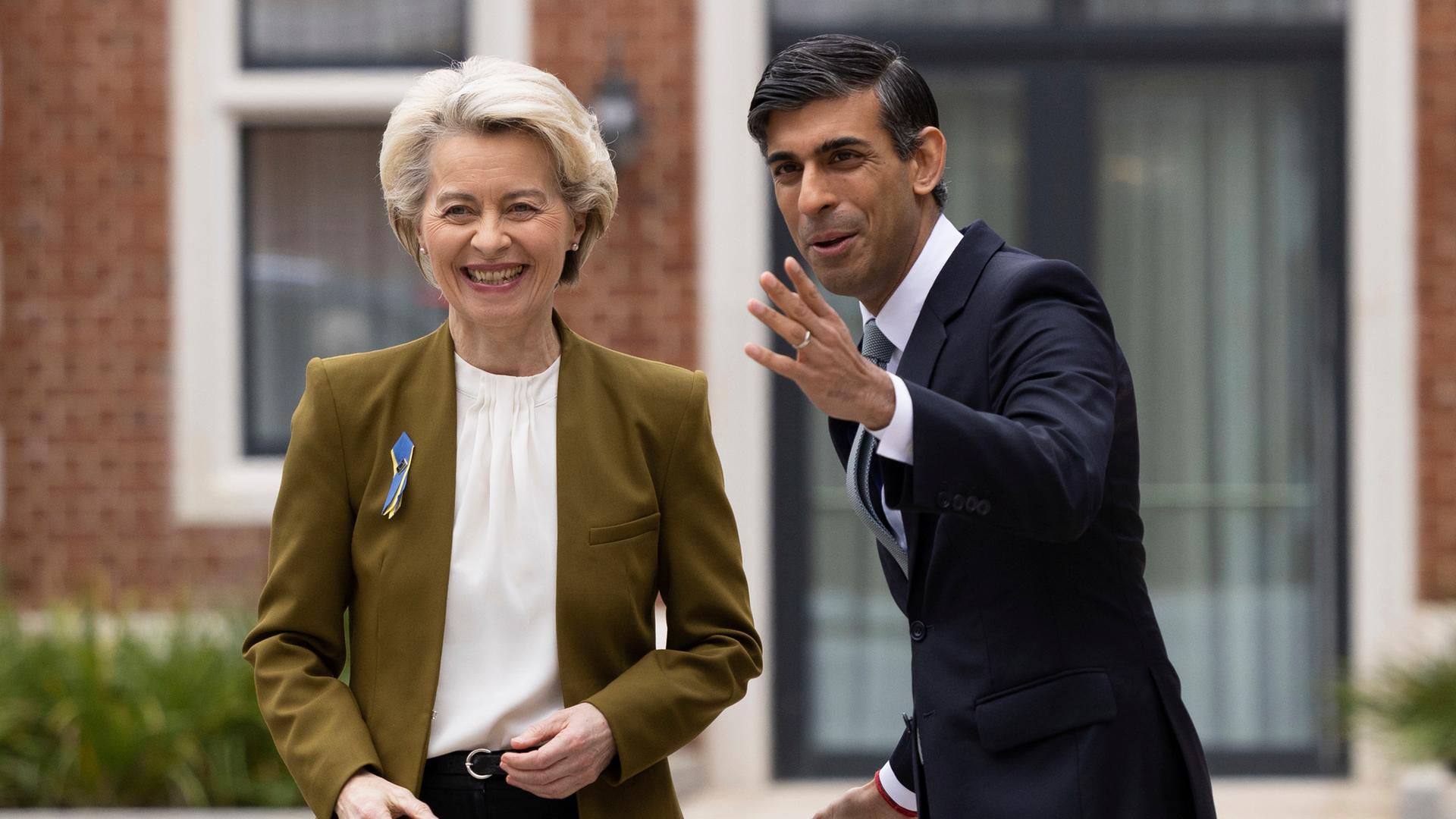 EU-Kommissionspräsidentin von der Leyen und der britische Premierminister Sunak in Windsor. Sie lachen. EU-Kommissionspräsidentin von der Leyen und der britische Premierminister Sunak in Windsor. Sie lachen.