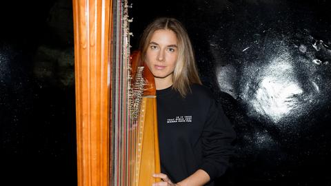 Die Harfenistin Sissi Makropoulou hinter ihrem Instrument. 
