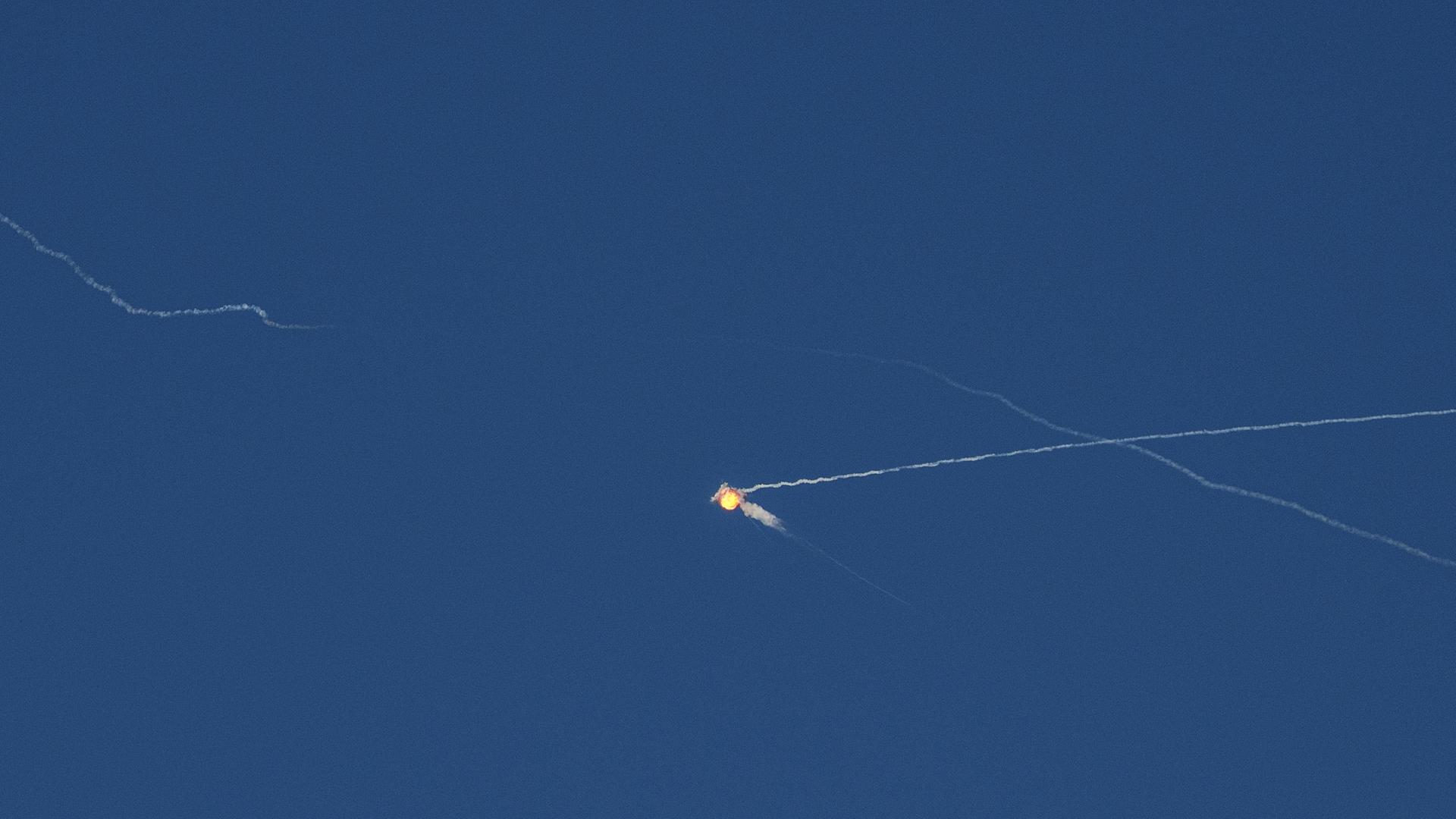Eine ukrainische Rakete fängt während eines russischen Angriffs auf Kiew eine russische ballistische Rakete ab.