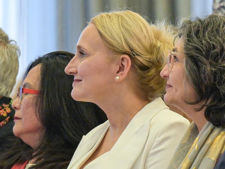 Die Preisträgerinnen Claudia Cabrera (r-l), Iskra Geshoska und Carmen Romero Quero bei der Verleihung der hohen kulturpolitischen Auszeichnung, der Goethe-Medaille. 