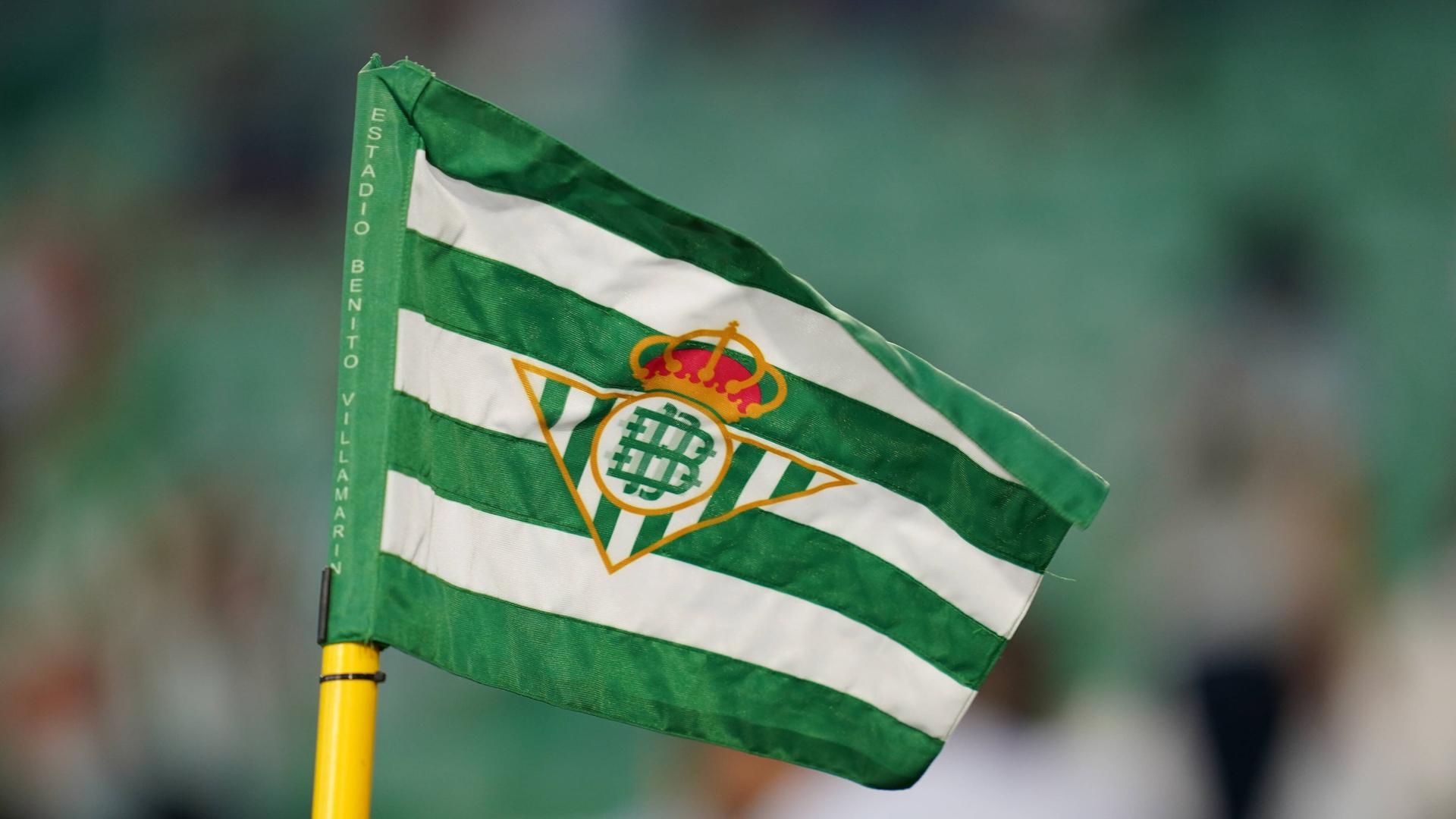 Eine Fahne mit dem Logo des spanischen Fußballclubs Real Betis Sevilla