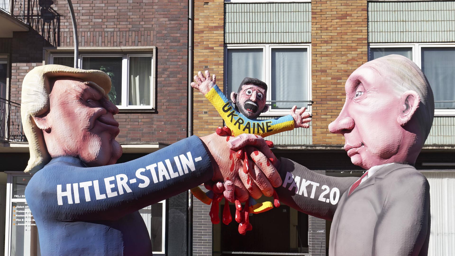 Mottowagen von Jacques Tilly: US-Präsident Donald Trump und Präsident Wladimir Putin zerquetschen bei einem Händedruck den ukrainischen Präsidenten Selenskyj.