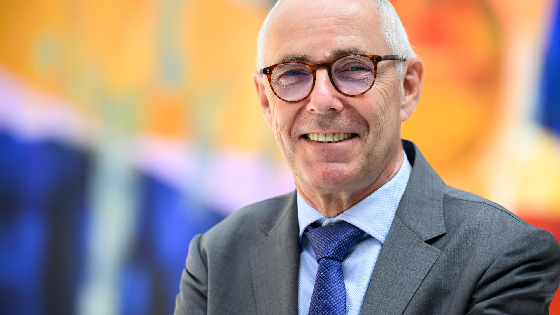 Peter Adrian, Präsident der Deutschen Industrie- und Handelskammer (DIHK), steht nach einem Gespräch mit der Deutschen Presse-Agentur dpa im Atrium vom Haus der deutschen Wirtschaft.