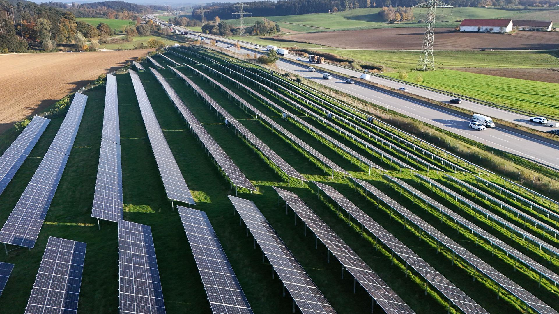 Solarpark an der Autobahn A8 in Bayern 