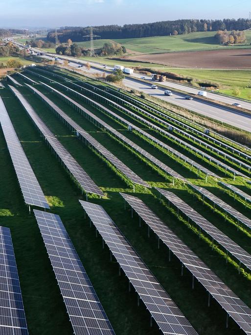 Solarpark an der Autobahn A8 in Bayern 