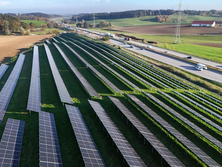 Solarpark an der Autobahn A8 in Bayern 