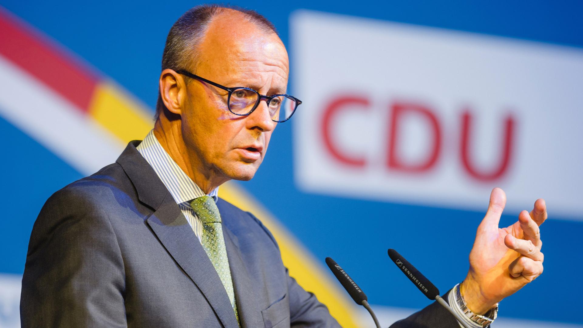 Der CDU-Parteivorsitzende Friedrich Merz gestikuliert während einer Rede:
