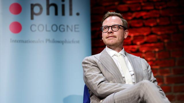 Markus Gabriel sitzt am 16.6.2024 bei der Phil.Cologne 2024 in Köln auf einem Podium.