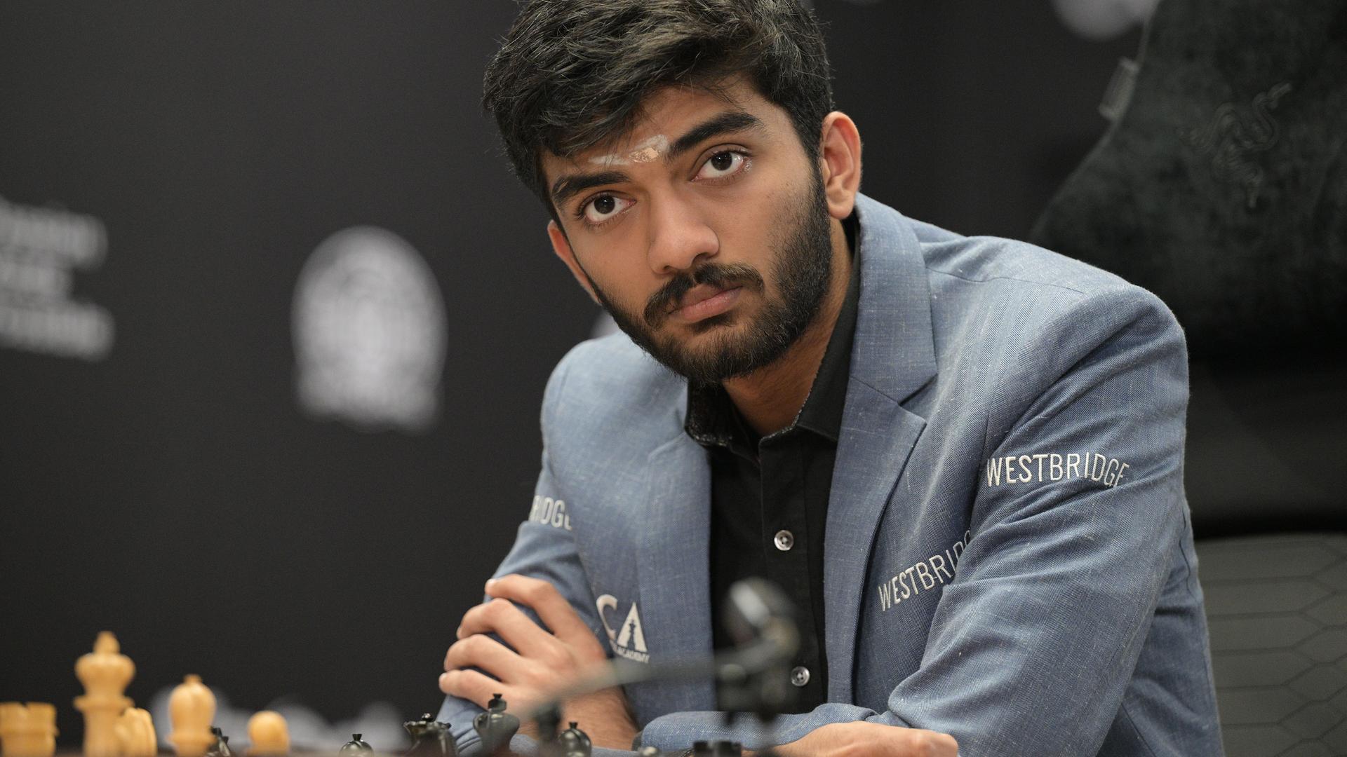 Dommaraju Gukesh aus Indien spielt gegen Ding Liren aus China während der Partie 14 der FIDE-Schachweltmeisterschaft 2024 in Singapur am 12. Dezember 2024. 