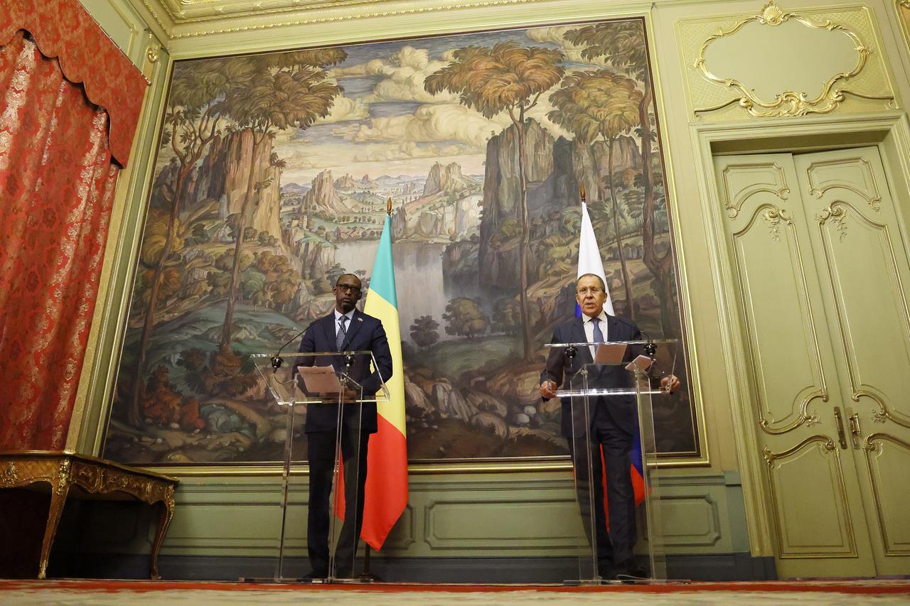 Russlands Außenminister Lawrow und sein Malischer Amtskollege Abdoulaye Diop stehen bei einer Pressekonferenz