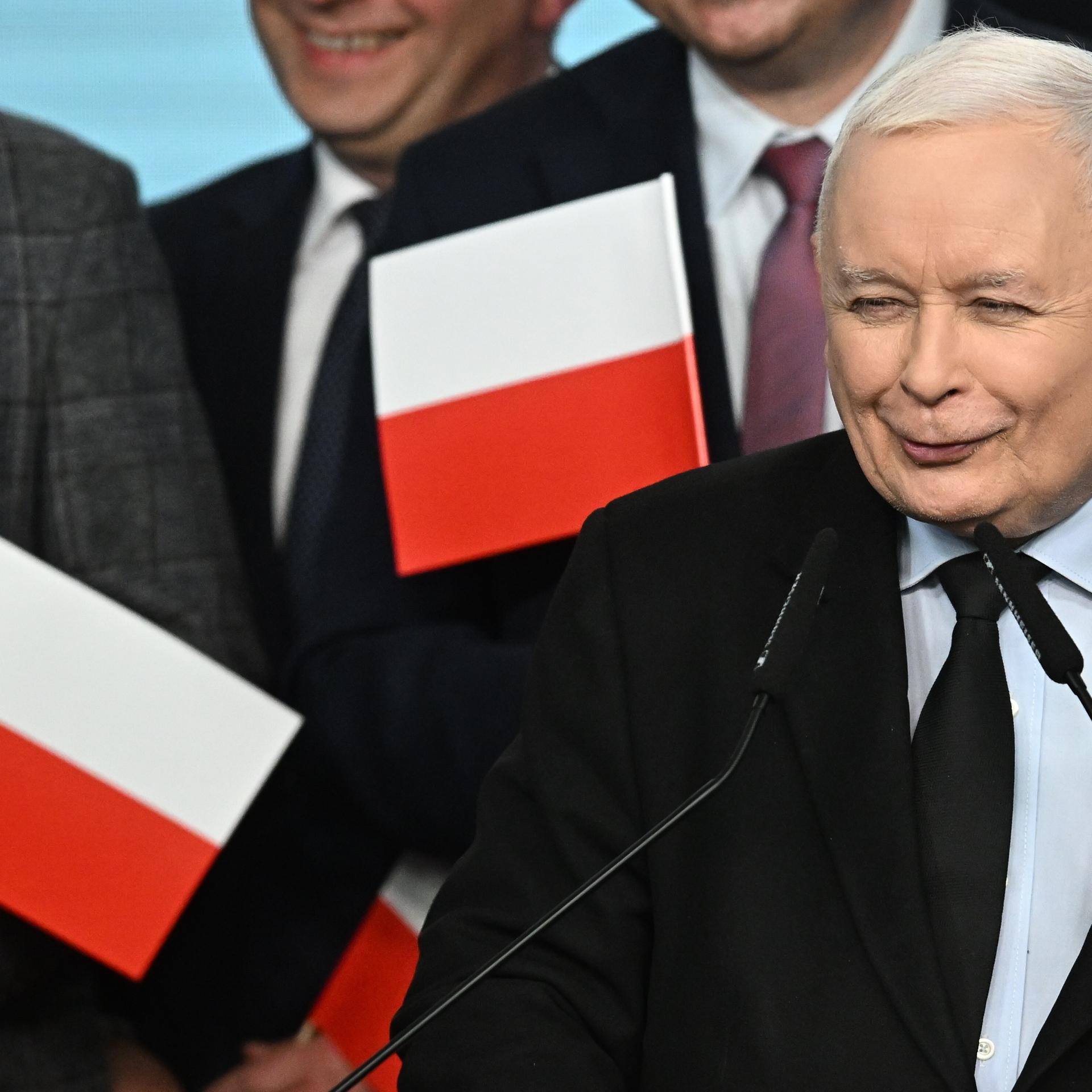 Warschau: Der Vorsitzende der größten Oppositionspartei Recht und Gerechtigkeit (PiS), Jaroslaw Kaczynski, reagiert nach der Bekanntgabe der vorläufigen Ergebnisse der Kommunalwahlen in der PiS-Zentrale in Warschau.