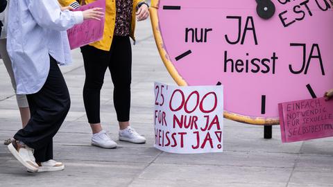 Ein rosa XXL-Wecker mit den Worten "Nur Ja heißt Ja" in Bern (Schweiz)