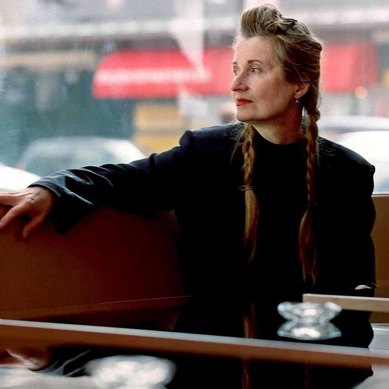 Die österreichische Autorin und Dramatikerin Elfriede Jelinek am 09.04.1999 in Wien. 