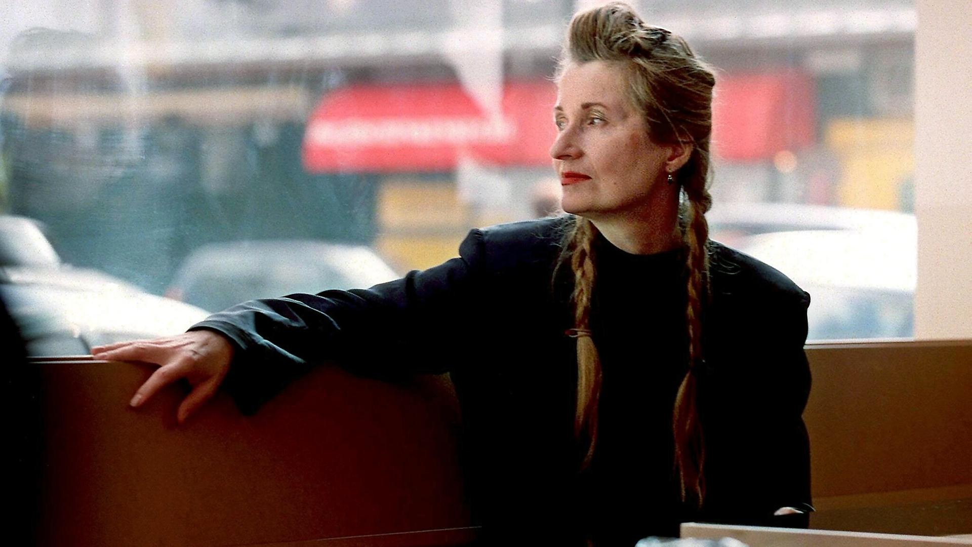 Die österreichische Autorin und Dramatikerin Elfriede Jelinek am 09.04.1999 in Wien. Die österreichische Autorin und Dramatikerin Elfriede Jelinek am 09.04.1999 in Wien.