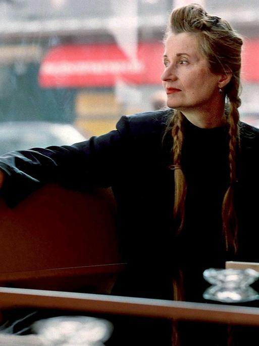 Die österreichische Autorin und Dramatikerin Elfriede Jelinek am 09.04.1999 in Wien. 