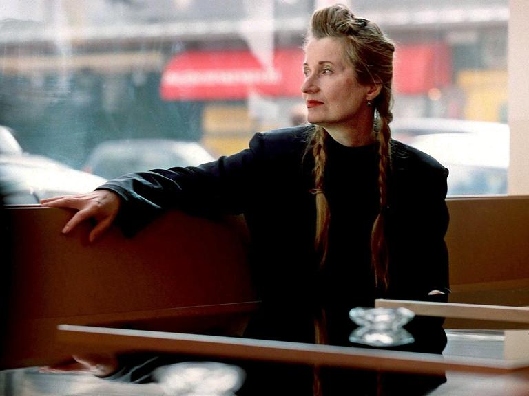 Die österreichische Autorin und Dramatikerin Elfriede Jelinek am 09.04.1999 in Wien. 