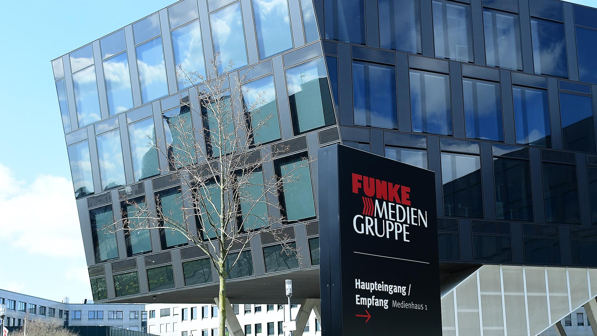 Der Hauptsitz der Funke Mediengruppe in Essen, ein dunkles Hochhaus in Trapezform. Der Hauptsitz der Funke Mediengruppe in Essen, ein dunkles Hochhaus in Trapezform.