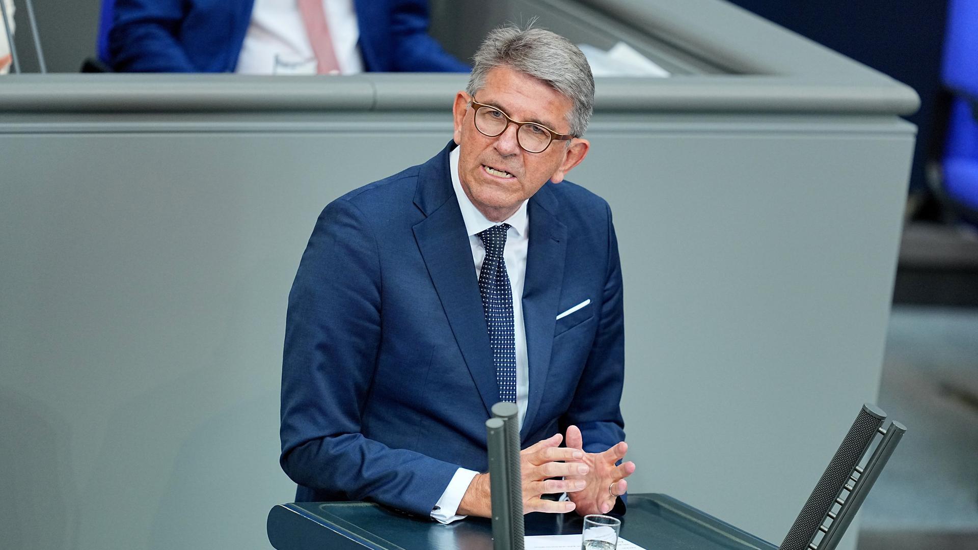 Wolfram Weimer, Staatsminister für Kultur und Medien, spricht nach der Regierungserklärung des Bundeskanzlers im Plenum des Bundestags. Wolfram Weimer, Staatsminister für Kultur und Medien, spricht nach der Regierungserklärung des Bundeskanzlers im Plenum des Bundestags.