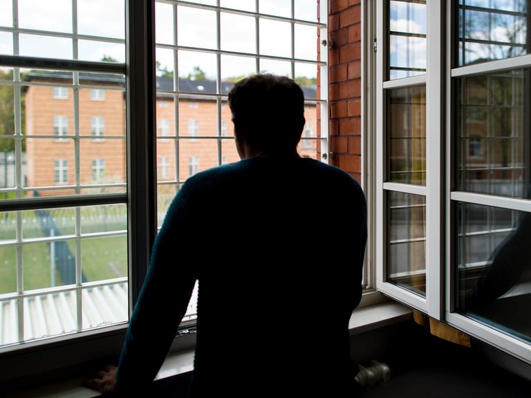 Ein Straftäter steht vor einem vergitterten Fenster in der Klinik für Forensische Psychiatrie (Maßregelvollzug) auf dem Gelände des Martin Gropius Krankenhauses in Eberswalde (Brandenburg) Ein Straftäter steht vor einem vergitterten Fenster in der Klinik für Forensische Psychiatrie (Maßregelvollzug) auf dem Gelände des Martin Gropius Krankenhauses in Eberswalde (Brandenburg)