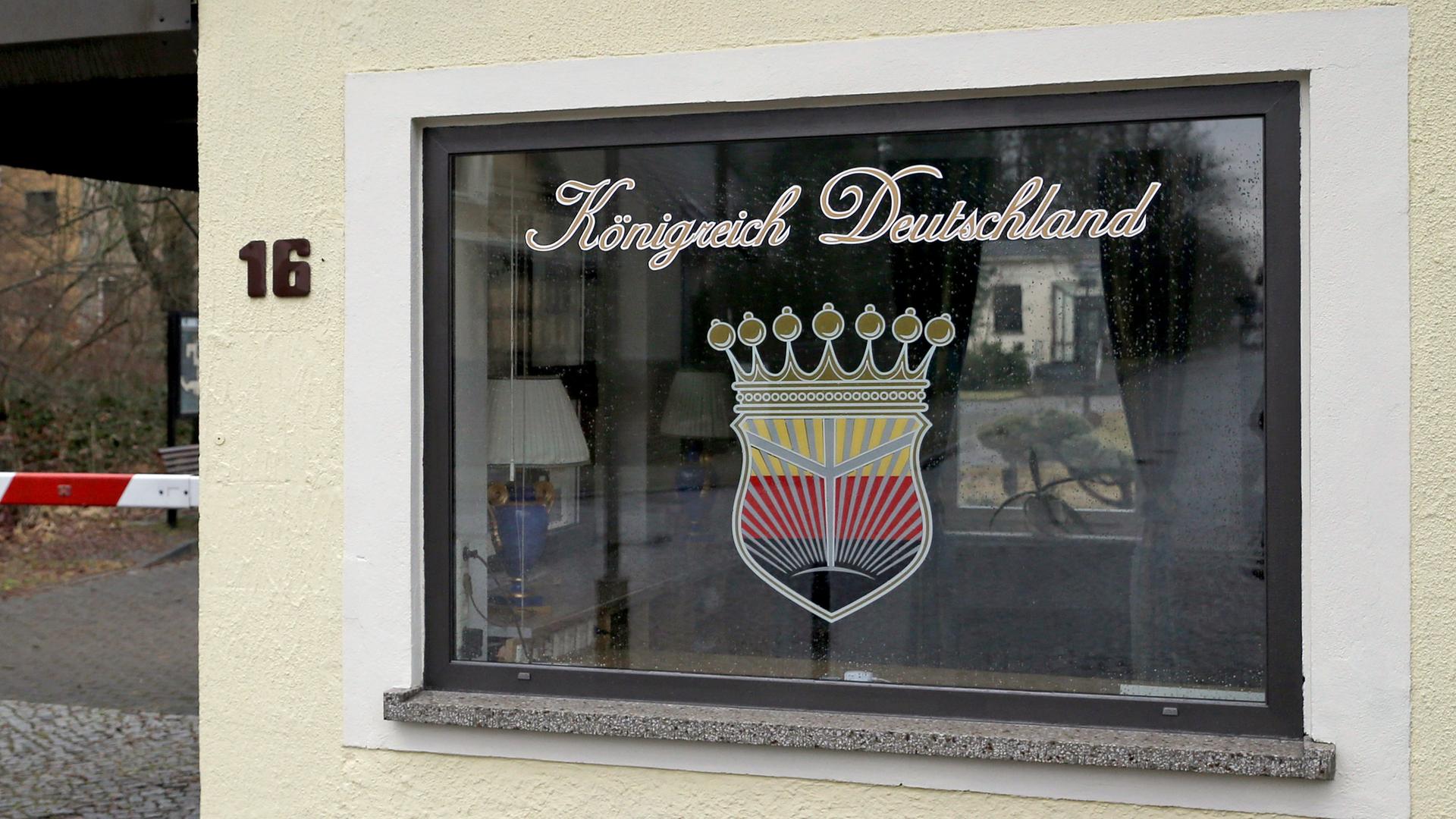 Das Logo des "Königreich Deutschland" prangt am 23.02.2017 am Fenster eines Pförtnerhauses in Lutherstadt Wittenberg (Sachsen-Anhalt). Auf dem gut neun Hektar großen Gelände eines ehemaligen Krankenhauses hatte der selbst ernannte "König von Deutschland" vor einigen Jahren sein Königreich ausgerufen. 