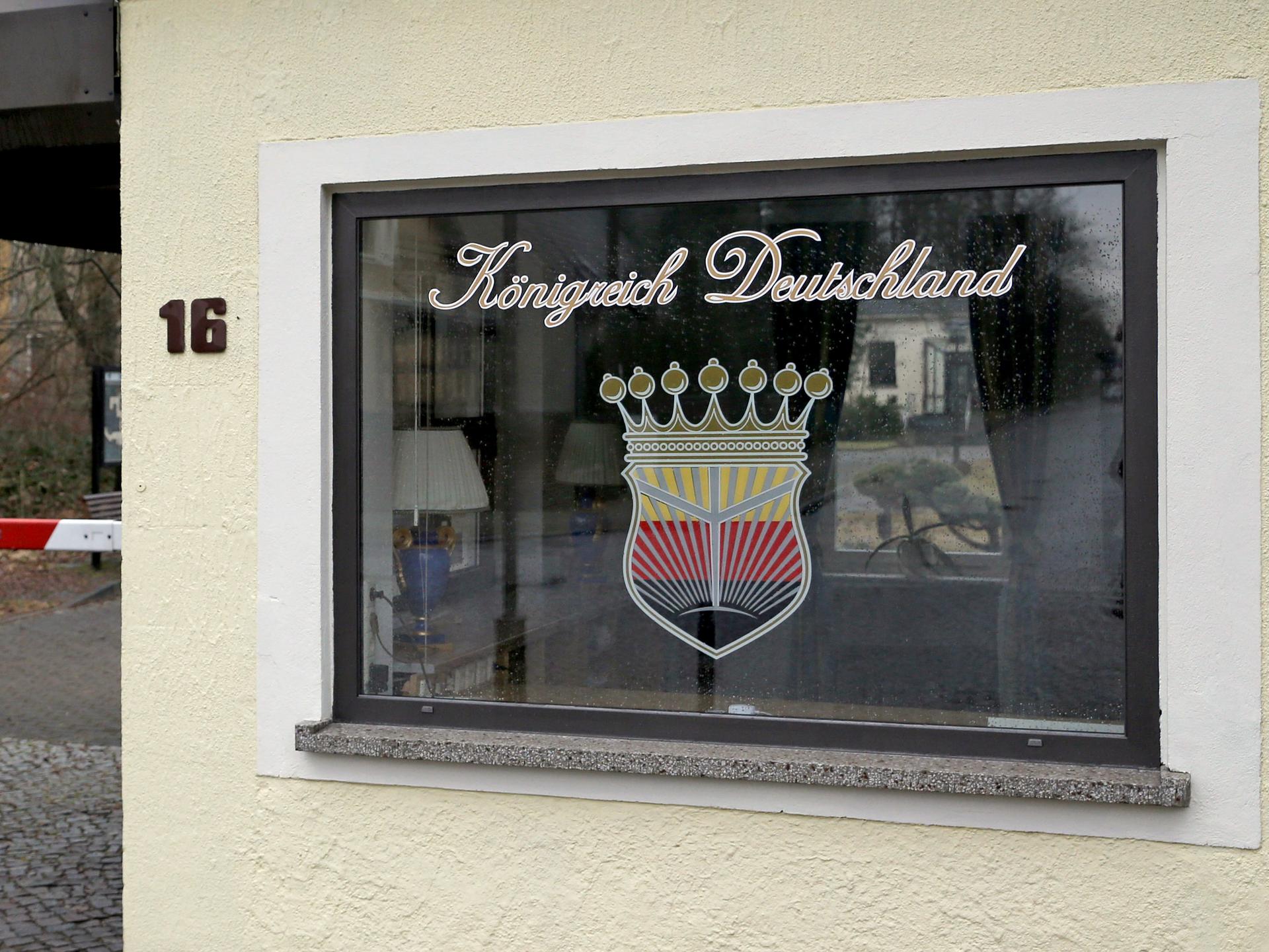 Das Logo des "Königreich Deutschland" prangt am 23.02.2017 am Fenster eines Pförtnerhauses in Lutherstadt Wittenberg (Sachsen-Anhalt). Auf dem gut neun Hektar großen Gelände eines ehemaligen Krankenhauses hatte der selbst ernannte "König von Deutschland" vor einigen Jahren sein Königreich ausgerufen. 