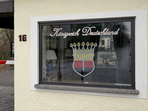 Das Logo des "Königreich Deutschland" prangt am 23.02.2017 am Fenster eines Pförtnerhauses in Lutherstadt Wittenberg (Sachsen-Anhalt). 