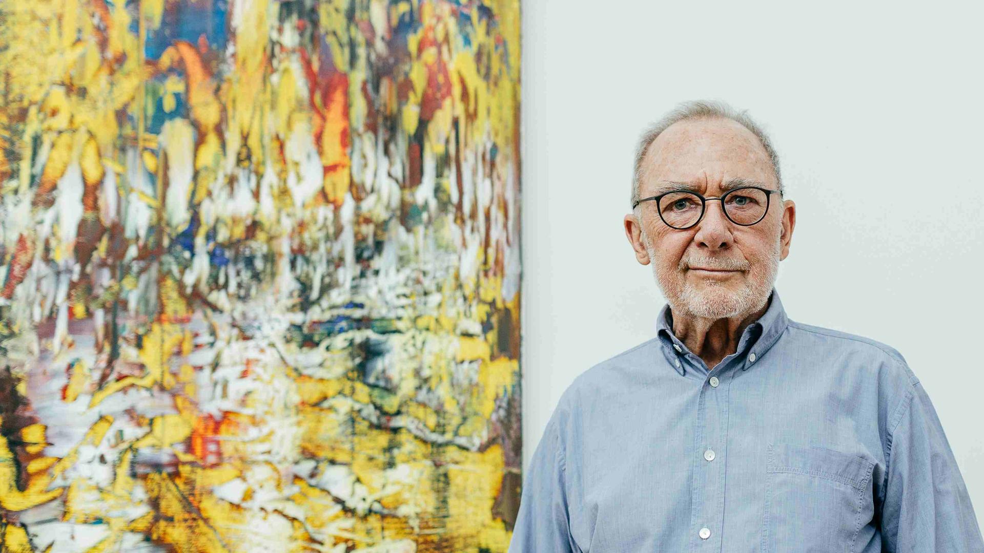Gerhard Richter steht neben einem seiner Werke in einer Ausstellung in Dresden 2017.