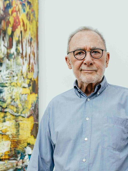 Gerhard Richter steht neben einem seiner Werke in einer Ausstellung in Dresden 2017.