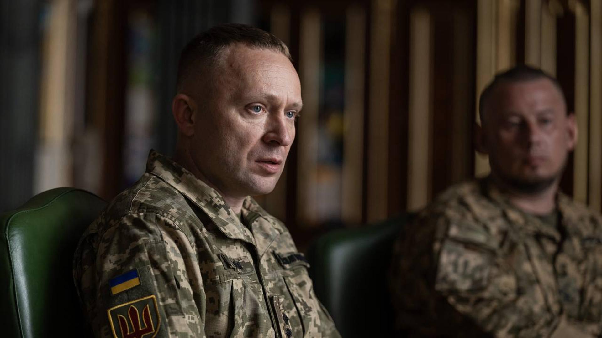 Kiew: Dieses vom Pressebüro des ukrainischen Präsidenten zur Verfügung gestellte Foto zeigt den neuen Oberbefehlshaber der ukrainischen Streitkräfte, Mychajlo Drapatyj, während seines Treffens mit dem ukrainischen Präsidenten Selenskyj. Kiew: Dieses vom Pressebüro des ukrainischen Präsidenten zur Verfügung gestellte Foto zeigt den neuen Oberbefehlshaber der ukrainischen Streitkräfte, Mychajlo Drapatyj, während seines Treffens mit dem ukrainischen Präsidenten Selenskyj.