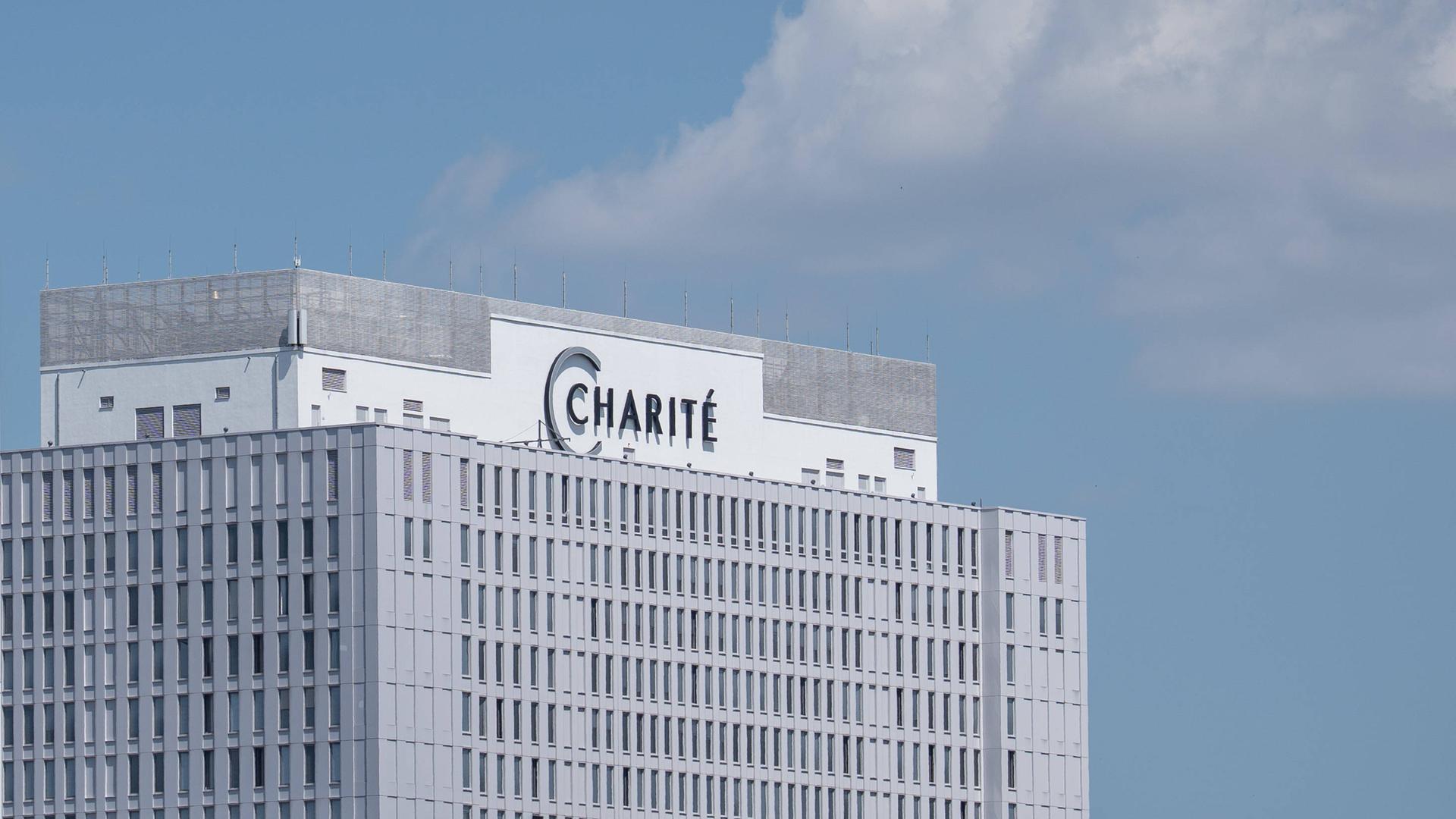 Blick auf das Gebäude der Universitätsklinik Charité in Berlin - der Himmel darüber ist blau mit ein paar weißen Schleierwolken. Blick auf das Gebäude der Universitätsklinik Charité in Berlin - der Himmel darüber ist blau mit ein paar weißen Schleierwolken.