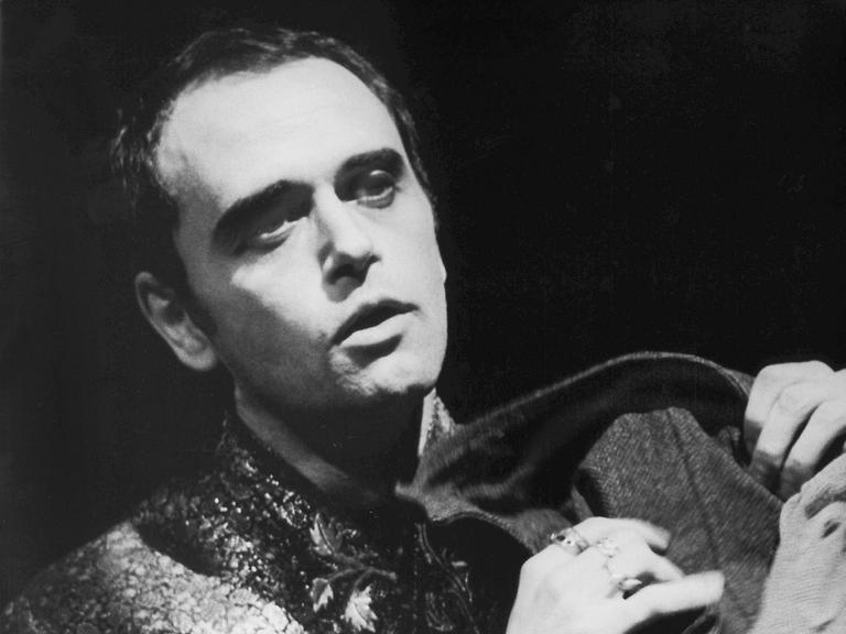 Der italienische Musiker Sylvano Bussotti während der Proben zur deutschen Erstaufführung seiner "Passion selon Sade" im Januar 1969 im badischen Staatstheater Karlsruhe.