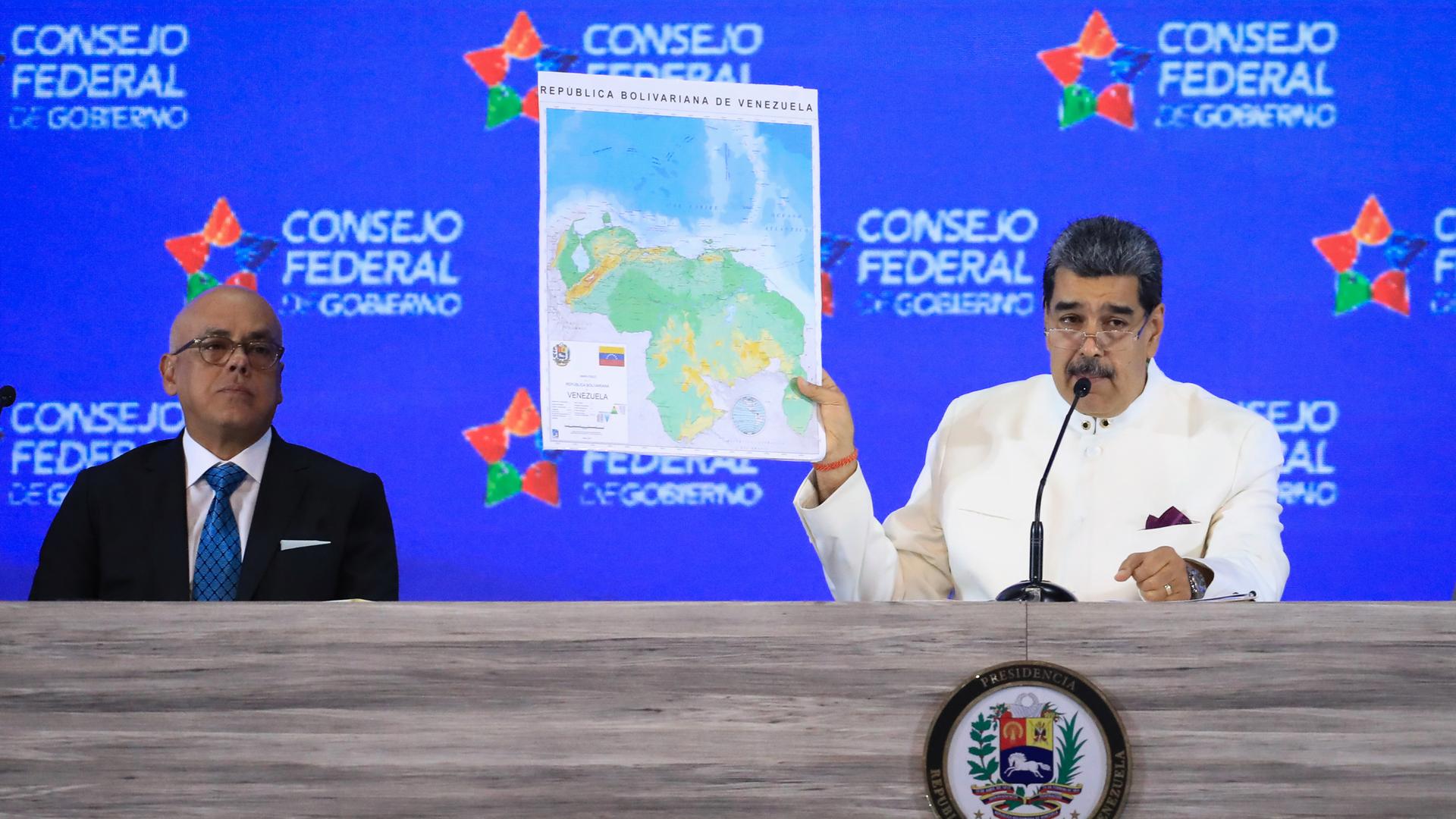Auf diesem vom venezolanischen Präsidentenamt zur Verfügung gestellten Bild zeigt Nicolas Maduro (r), Präsident von Venezuela, eine Karte des Landes bei einer Regierungssitzung.