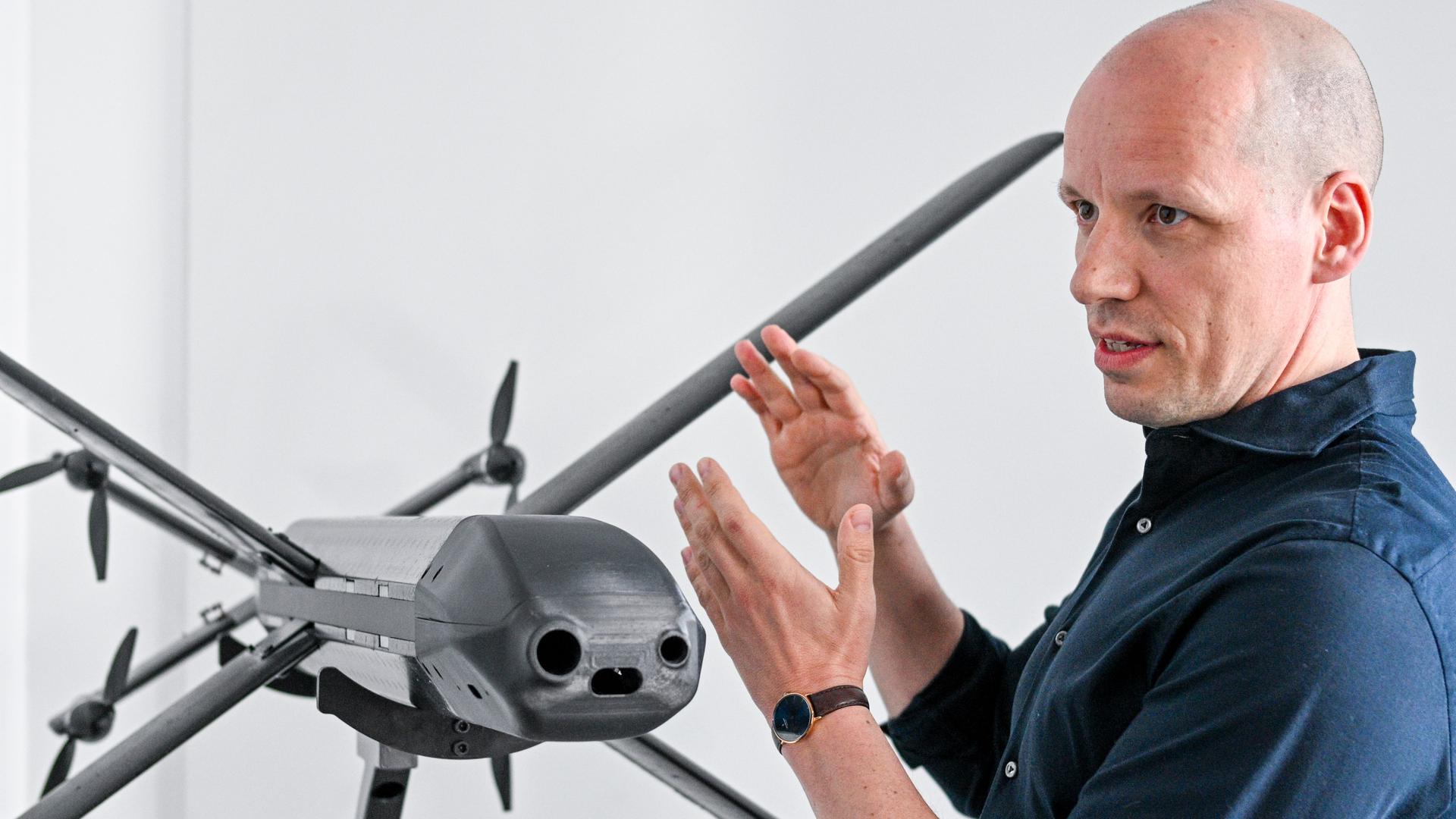 Gundbert Scherf, Mitgründer und Co-CEO des Verteidigungs-Startups Helsing, steht an einem Modell einer HX-2-Drohne. Gundbert Scherf, Mitgründer und Co-CEO des Verteidigungs-Startups Helsing, steht an einem Modell einer HX-2-Drohne.