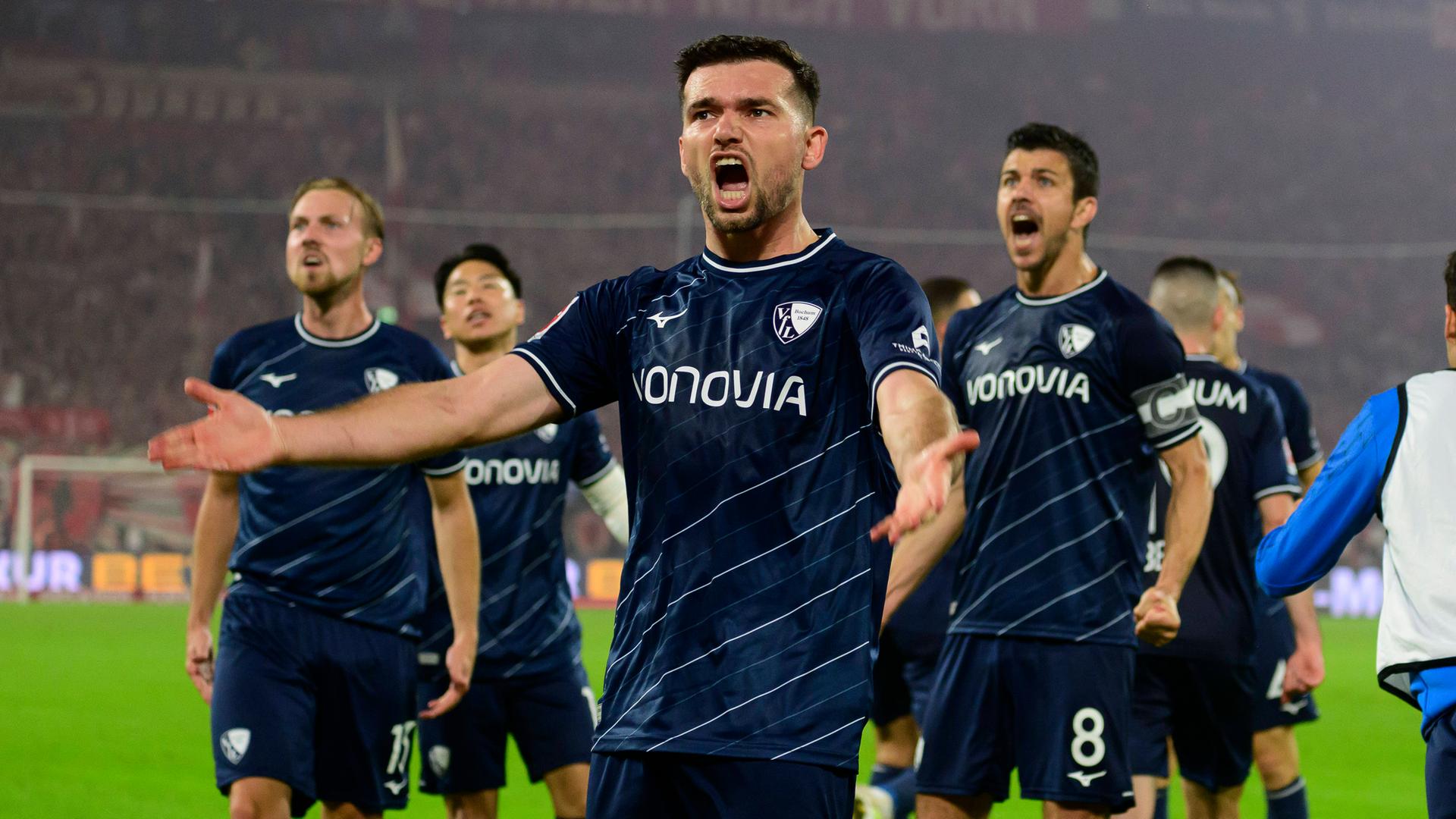 Jubel beim VfL Bochum während des Rückspiels der Relegation bei Fortuna Düsseldorf Jubel beim VfL Bochum während des Rückspiels der Relegation bei Fortuna Düsseldorf